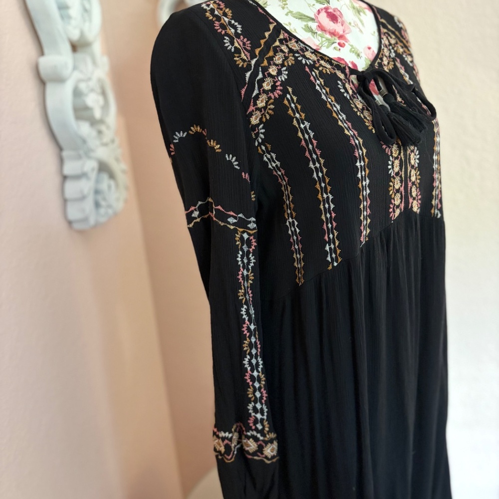 Knox Rose embroidered dress - Picture 2 of 7